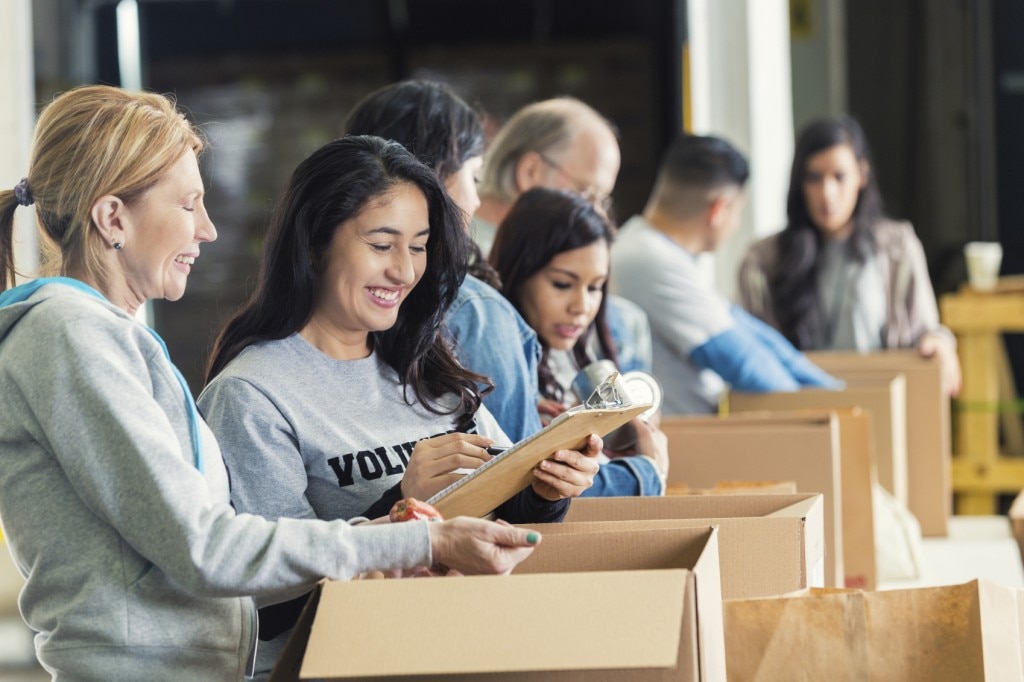 Personas que llenan cajas con donaciones