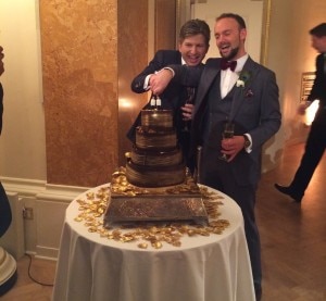 Dos hombres cortaron el pastel en su boda