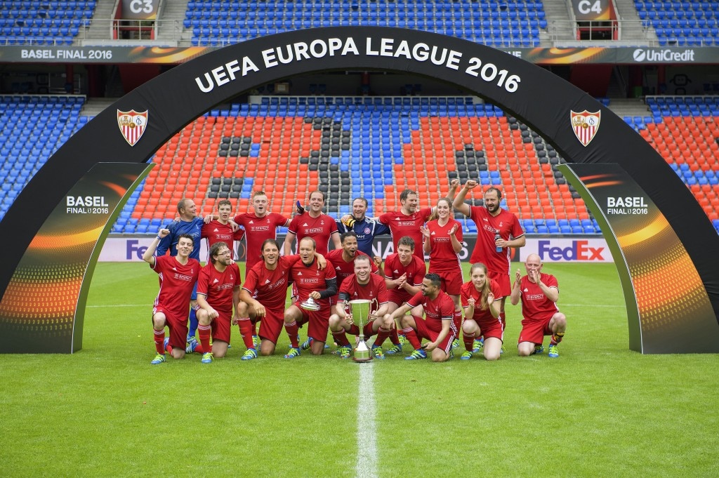 Equipo de la UEFA bajo el arco en el campo