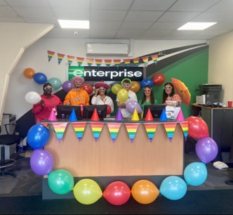 Shauna y otros empleados de Enterprise con globos de colores y decoraciones en Enterprise